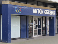906851 Gezicht op de entree van de Sportschool Anton Geesink (Anton Geesinkstraat 13) te Utrecht; de sportschool is gesloten.